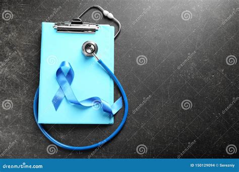 Blue Ribbon Estetoscopio Y Tablero En Fondo Oscuro Concepto Del C Ncer De Pr Stata Foto De