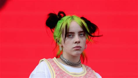 Eilish, who will turn 18 in december, broke through in 2019 with songs that embody the demons of her time, but with confidence and a healing. Billie Eilish sufre un robo en pleno concierto | FLOOXER NOW