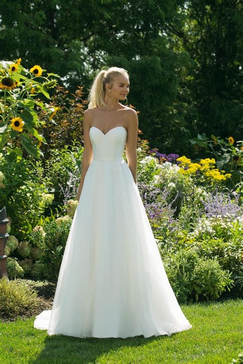 Kaufen sie die besten brautkleider 2021 online bei irenekleider.de. Cleanes, trägerloses, weißes Brautkleid im Prinzessschnitt ...
