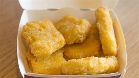 White boneless chicken, water, vegetable oil (canola oil, corn oil, soybean oil, hydrogenated soybean oil), enriched flour (bleached wheat flour, niacin, reduced. Why McDonald's Chicken Nuggets Come In 4 Shapes | Eat This ...