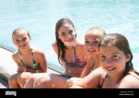 maduro tsunami despreciar niñas jugando en la piscina en bikini Obstinado Desierto Grupo