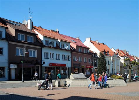 Średnio co 6 sekund zjeżdża z każdej linii produkcyjnej gotowy produkt. Żory. Rynek. - rynki miast - Polskie Krajobrazy