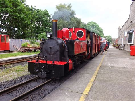 Das kirklees light railway ist ein 3 1⁄25,6 km lang 15 in (381 mm) spur mindestspurbahn im kirklees stadtbezirk, west yorkshire, nordengland. Sam's World: The Kirklees Light Railway...
