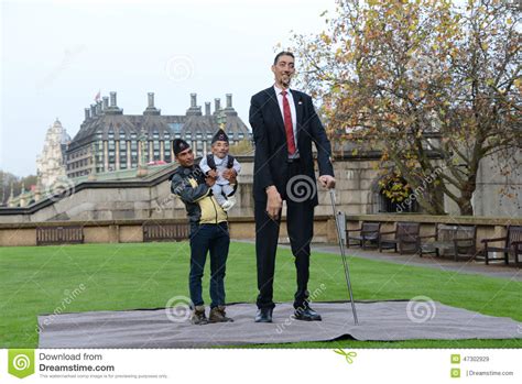 London Worlds Tallest Man And Shortest Man Meet On Guinness World