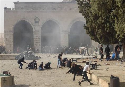 Dozens Injured After Israeli Forces Storm Al Aqsa Mosque Video