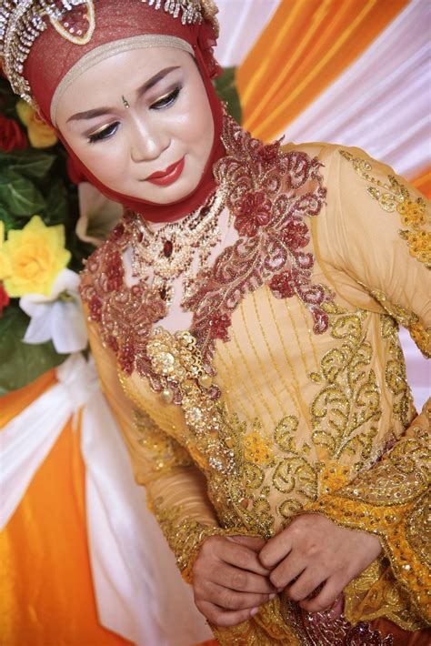 Hal yang menarik selain warna yang selalu terang, baju bodo berciri secara umum berpotongan lengan pendek agak menggelembung yang dibentuk dengan cara dililit oleh sima taiya pada bagian lengan. BAJU PENGANTIN BUGIS MAKASSAR / MODERN | Etalase 999 Makassar