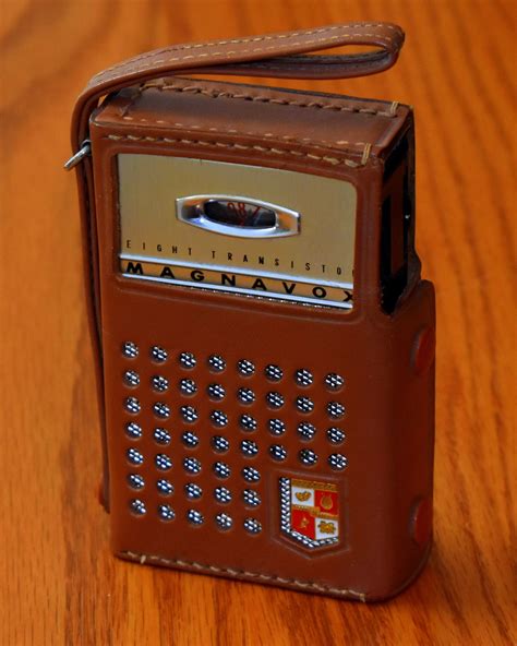 Vintage Magnavox Transistor Radio In Leather Carrying Case Model Am 80