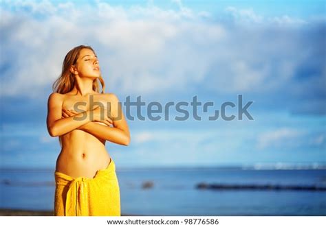 Nude Woman On Beach库存照片 Shutterstock