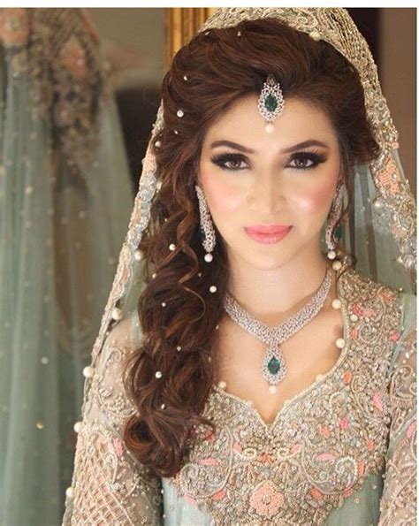 Trending floral hair buns and floral every time we see a gorgeous indian bride sporting a fresh trend at her wedding, we just. 7 Style Ideas We Can Emulate from Pakistani Brides! | Best ...