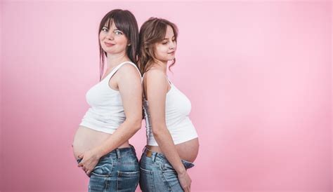 concepto de maternidad dos mujeres embarazadas con la barriga abierta foto gratis