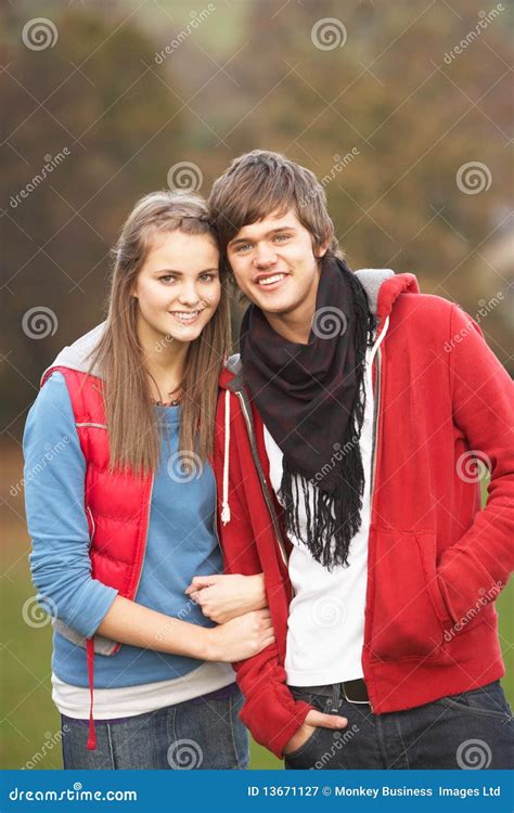 Het Romantische Tiener Lopen Van Het Paar Stock Afbeelding Image Of