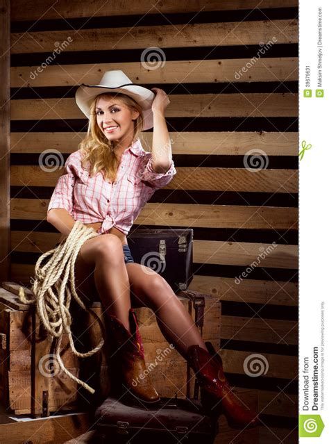 Een Gelukkige En Sexy Veedrijfster In Een Schuur Stock Afbeelding