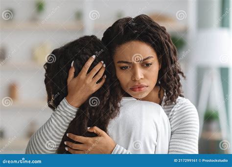 Młoda Czarna Matka Pocieszająca Jej Płaczącą Córkę Obraz Stock Obraz