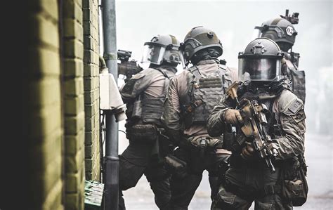 Group 9 of the border. Bundespolizei - Laseroperationen der Augen für eine ...