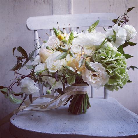 Full of moss, flowers, greenery, lights and fireflies, these weddings are adorable and impressive! Little apples & flowers bouquet | Spring wedding flowers ...