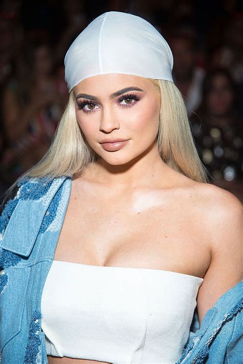 Official website for kylie cosmetics makeup products. Kylie Jenner fait polémique avec sa tenue à la Fashion ...