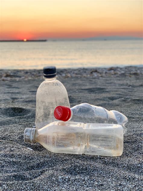 生分解性プラスチック（せいぶんかいせいプラスチック / biodegradable plastic）は、プラスチックの一種である。 1989年の生分解性プラスチック研究会により、「自然界において微生物が関与して環境に悪影響を与. 東京都の海洋プラスチック問題対策 | Tokyo bay Beach clubのブログ