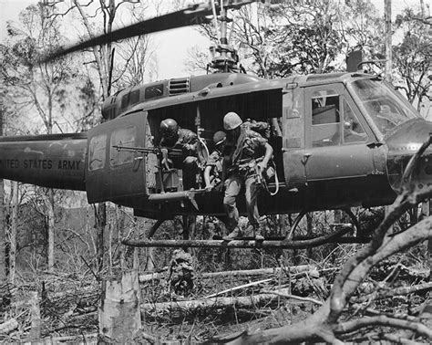 在越南战争期间，美国陆军原来休伊进入 疯狂的轰炸机