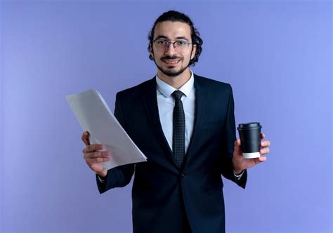 Hombre De Negocios En Traje Negro Y Gafas Sosteniendo Una Taza De Café