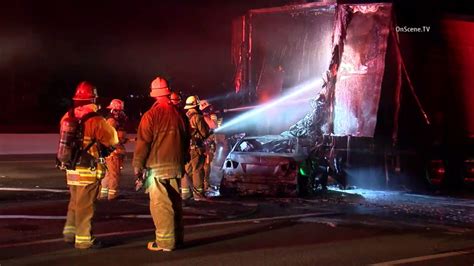 2 Killed In Big Rig Crash On Eastbound 101 Freeway In Agoura Hills Abc7 Los Angeles