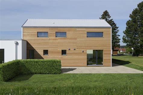 Fast alle zimmer verfügen über einen zugang auf balkon oder terrasse. Haus Wriedt - Baufritz - Modernes Holzhaus mit Holzfassade ...
