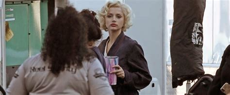 For the last several years, andrew dominik has been developing an adaptation of joyce carol oates' acclaimed novel blonde at netflix, and at long last, he has settled on his marilyn monroe. Ana de Armas Marilyn Monroe kılığında (Netflix'in Blonde ...