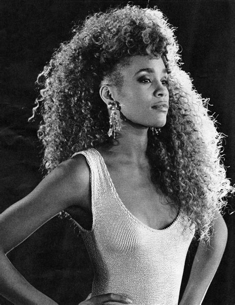 February 12, 2012 • after years of struggling with addiction and a troubled marriage, singer whitney houston was found dead in a beverly hills hotel on saturday . DMAG | 7 looks de Whitney Houston que hoy son tendencia