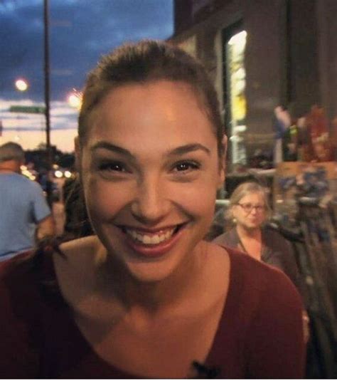 In minimal makeup and clothing gafot shows off. No makeup, still beautiful 1 MIC | Gal gadot, Gal gardot ...