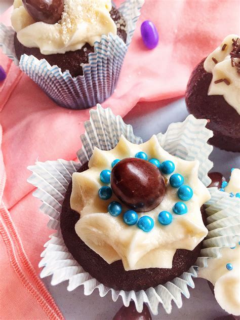 Raspberry and blueberry custard dessert ananás e hortelã. Your ultimate Easter dessert: Vegan Creme Egg Cupcakes ...