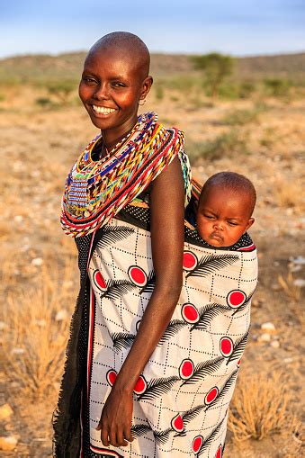 Photo Libre De Droit De Jeune Femme Africaine Portant Son Bébé Kenya