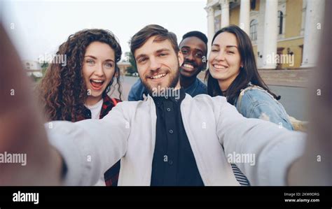 Point De Vue Prise De Vue Dun Groupe Multiracial De Touristes Prenant Selfie Dans Le Centre