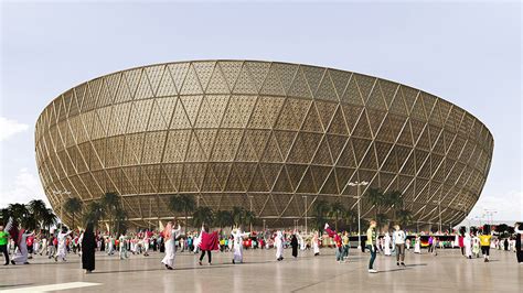 L'enceinte est l'oeuvre de l'agence d'architecture britannique foster et partners, et sera au centre d'une nouvelle ville sortie du sable. Foster + Partners unveils Lusail Iconic stadium for 2022 FIFA World Cup