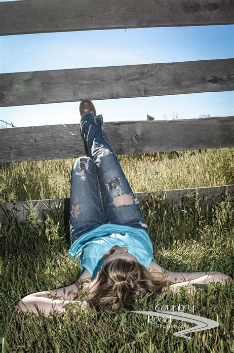 Unique Senior Picture Ideas For Country Girls