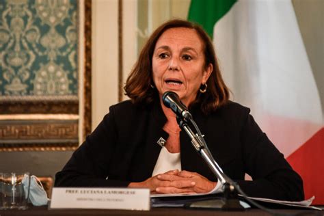 Notizie, foto e video su luciana lamorgese, tutti gli aggiornamenti il messaggero. Lamorgese al capolinea, Conte prepara il rimpasto e un ...