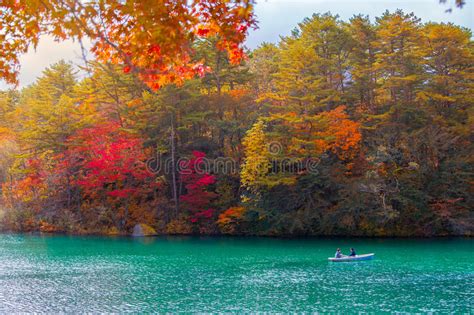 Autumn Leaves En El Lago Goshikinuma Fukushima Imagen De Archivo
