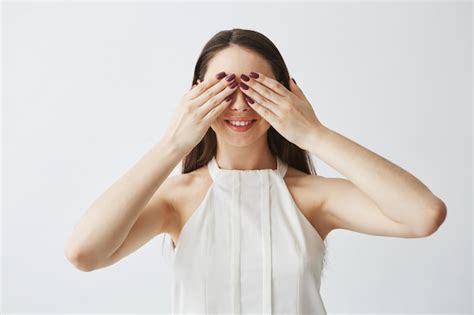 Portrait De Jeune Fille Brune Couvrant Les Yeux Avec Les Mains En