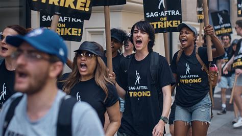 Striking Actors Join Writers On Picket Lines In La And Nyc The New York Times