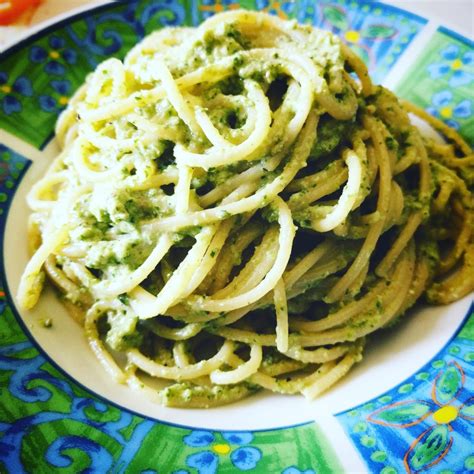 Il pesto di zucchine e ricotta è uno dei tanti modi in cui si può preparare il pesto. Spaghetti con pesto di zucchine, rucola e noci - Gavinedda ...