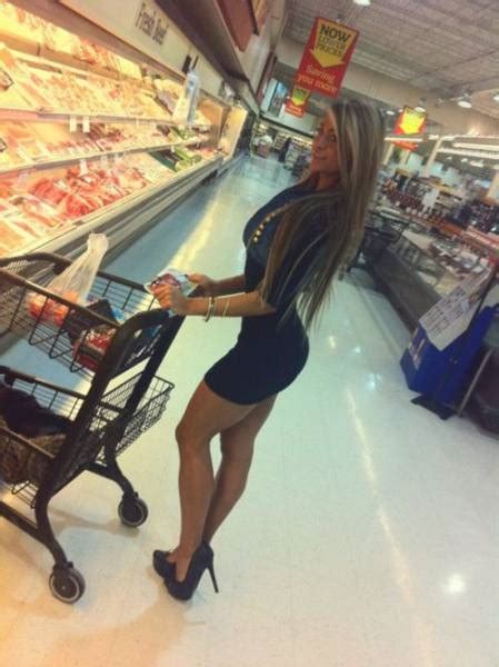 Hot Women Have To Go To The Grocery Store Just Like The Rest Of Us