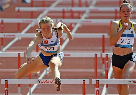Hun driver hovedsakelig med mangekamp og sprint, og har vunnet flere medaljer i norgesmesterskap og internasjonale mesterskap. EYOF-bronse til Lakeri Ertzgaard på 400 meter
