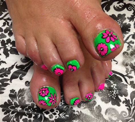 summer pedicure fun bright green with hot pink flowers flower toe nails cute toe nails flower