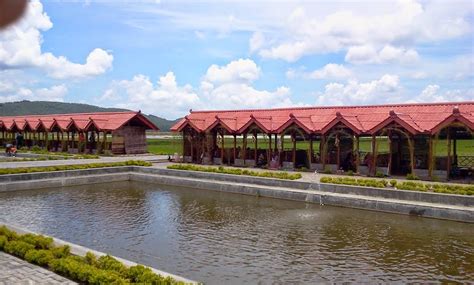 Karena hari sudah menjelang tengah hari, saya dan keluarga memutuskan mencari makan siang. Kampung Rawa Ambarawa