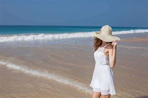 Premium Photo Summer Holiday Fashion Concept Tanning Woman Wearing Sun Hat At The Beach On A
