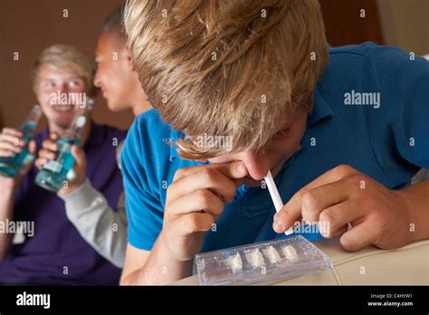 Grupo De Adolescentes Tomando Medicamentos En Casa Fotografía De Stock