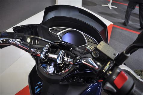 It is available in 3 colors, 1 variants in the malaysia. Boon Siew Honda Launched PCX Hybrid, Forza And New ...