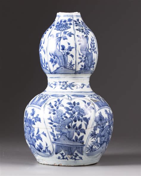 An Unusual Chinese Blue And White Double Gourd Vase Oaa