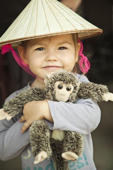 Baby Vietnams Im Hut Stockbild Bild Von Blick Asiatisch 22272099