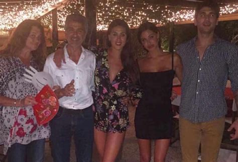 belen rodriguez suo padre e sua madre mostrano una foto di 40 anni fa sono identici a cecilia