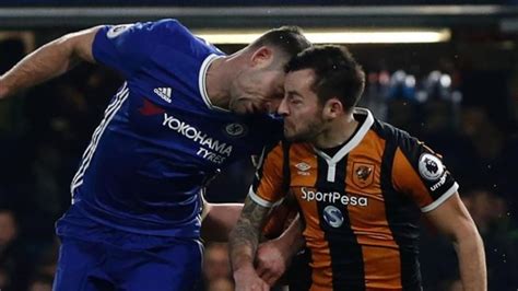 He was loaned to yeovil town, doncaster rovers, millwall, lorient and swindon town, and played his first premier league match for tottenham in 2014. Ryan Mason, de Hull City, sufre una fractura en el cráneo