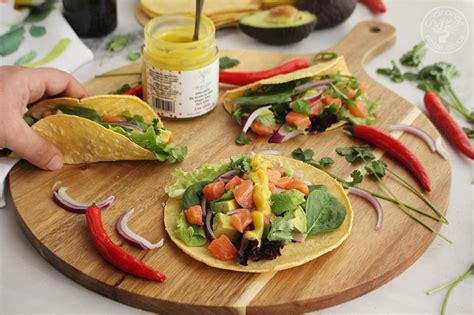 Tacos De Salm N Ahumado Y Aguacate Cocinando Entre Olivos